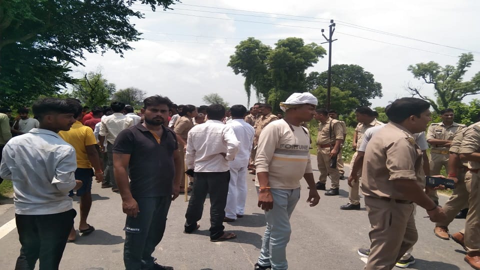 Woman dies of electrocution early in the morning on Rakshabandhan angry villagers surround electricity
