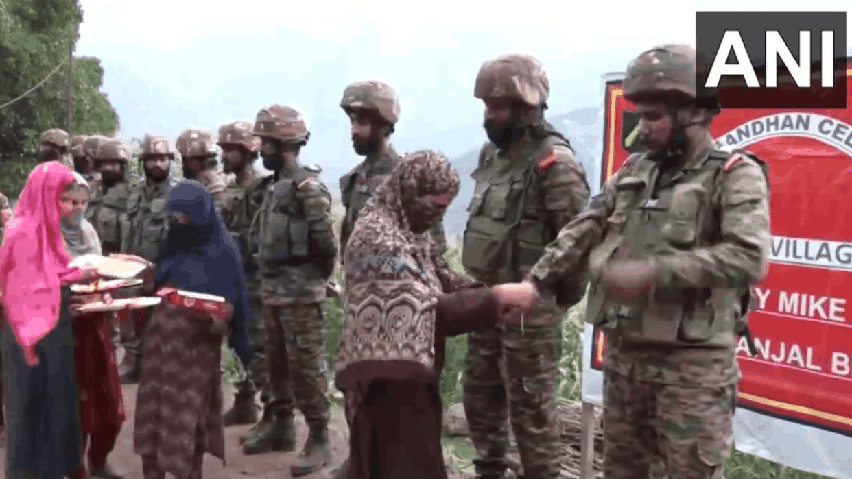 Muslim women tied Rakhi on wrist of soldiers in Uri video today