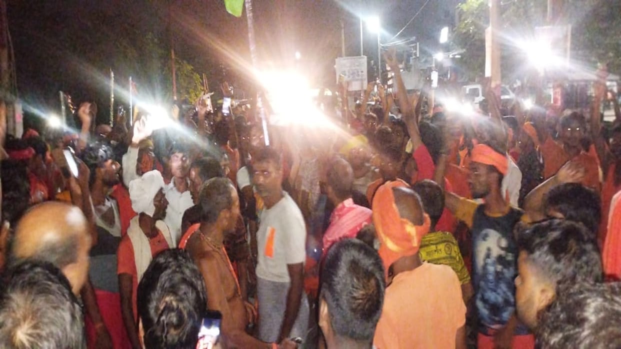 Shopkeepers beat up a Kanwariya in Gola Gokarnath