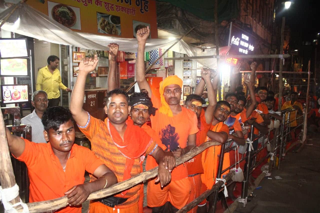 Kashi Vishwanath Dham Devotees gathered on last Monday of Sawan 2024