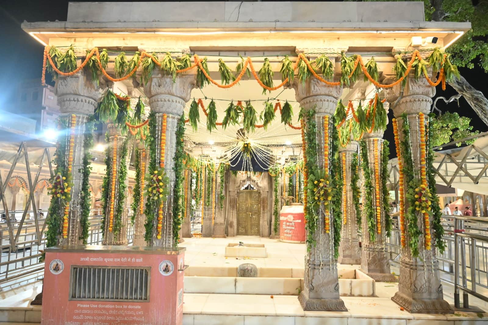 Kashi Vishwanath Dham Devotees gathered on last Monday of Sawan 2024