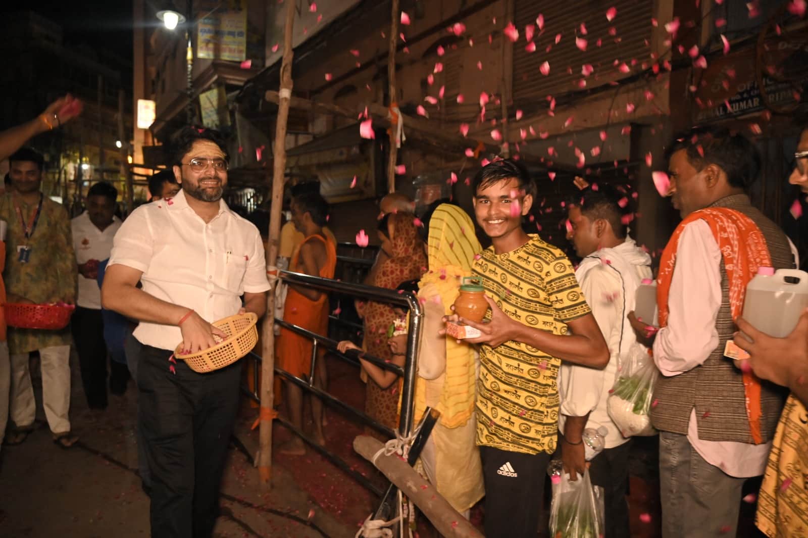 Kashi Vishwanath Dham Devotees gathered on last Monday of Sawan 2024