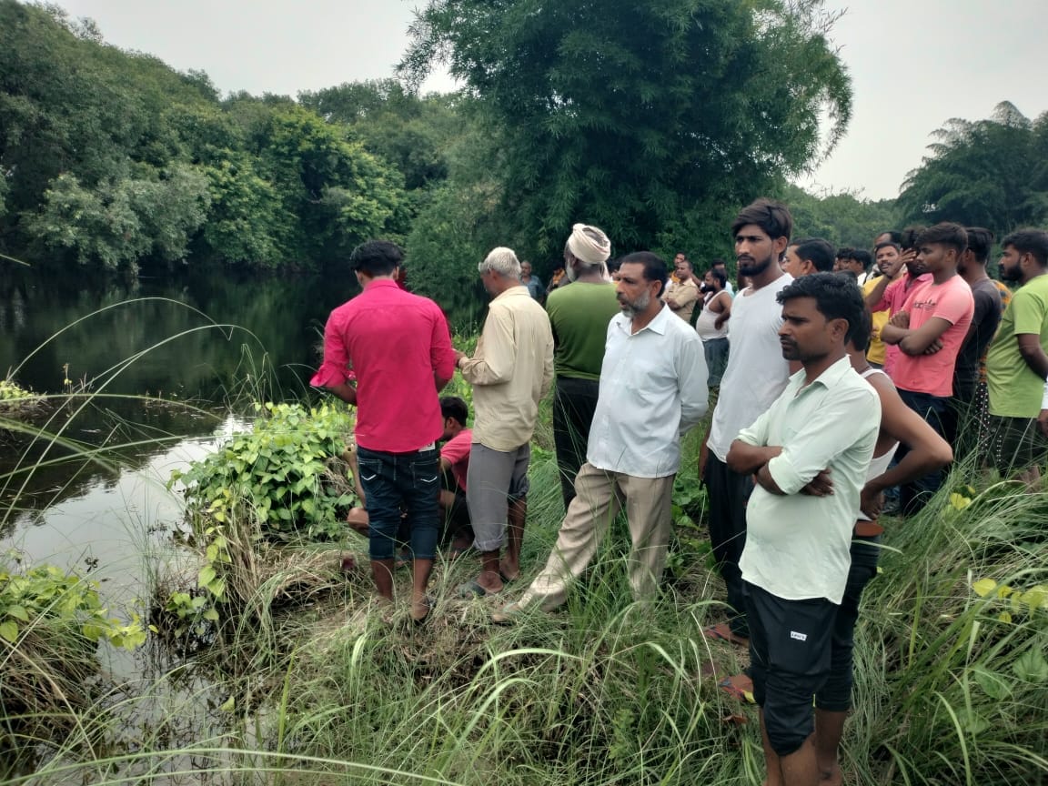 Gonda News: Real sisters jumped into the river with their hands tied together