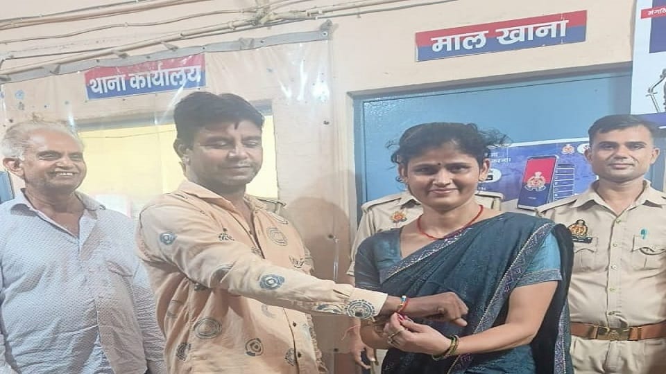 E-rickshaw driver set an example of honesty contacted police and delivered left bag to woman