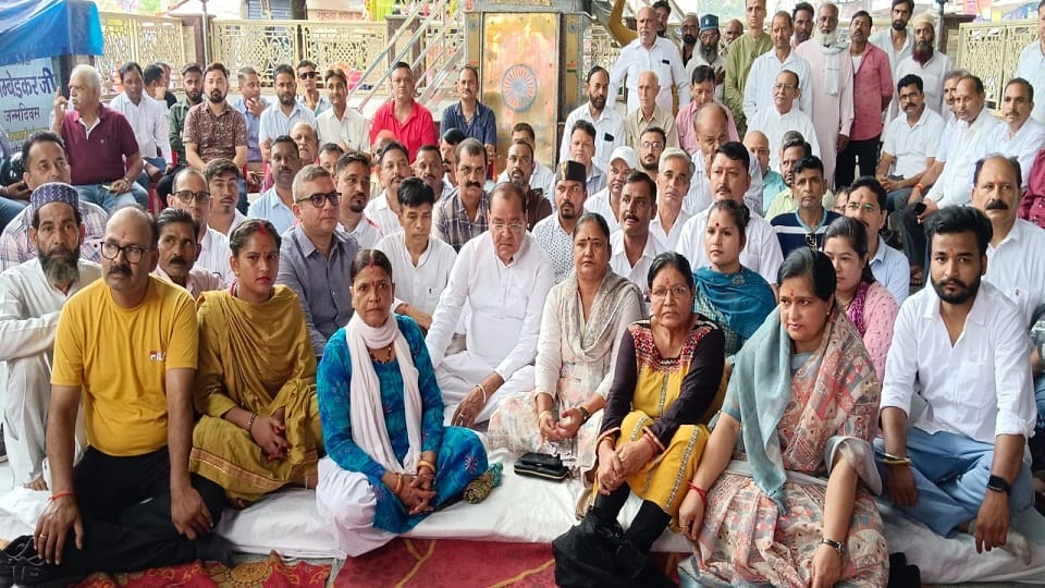 Congressmen including leader of opposition observe fast of silence on women harassment in haldwani