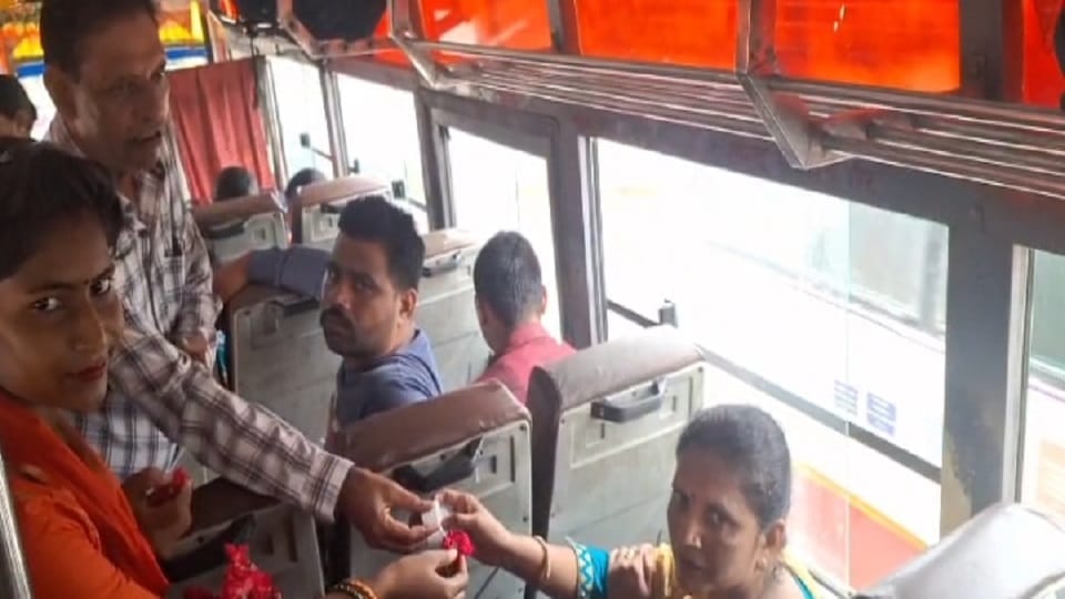 Sisters traveling for free in roadways buses on Rakshabandhan also given rose flowers
