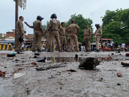 Kashi Vidyapith students and flower sellers fight and stone pelting many people injured