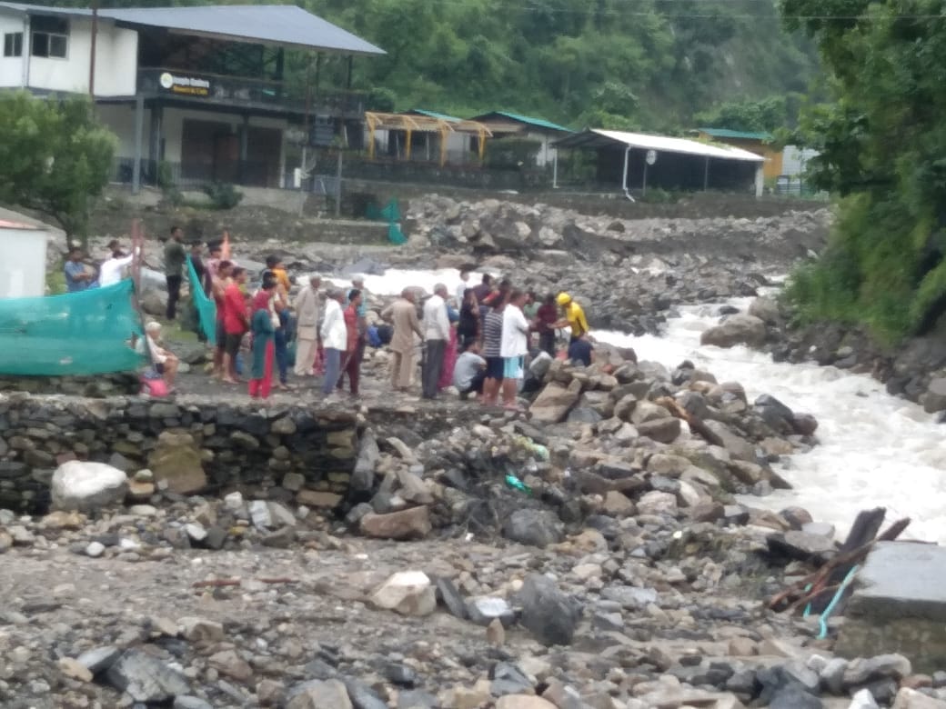 Uttarakhand Weather Heavy rainfall in Dehradun bridge washed away eight tourists stranded in river