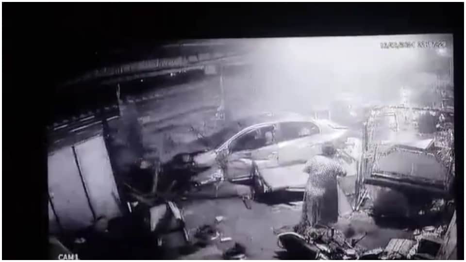 MP News: After overturning four times in Betul speeding car entered dhaba police personnel narrowly escaped