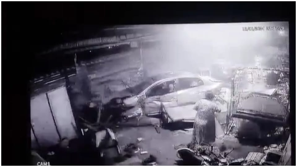 ढाबे में घुसी कार।