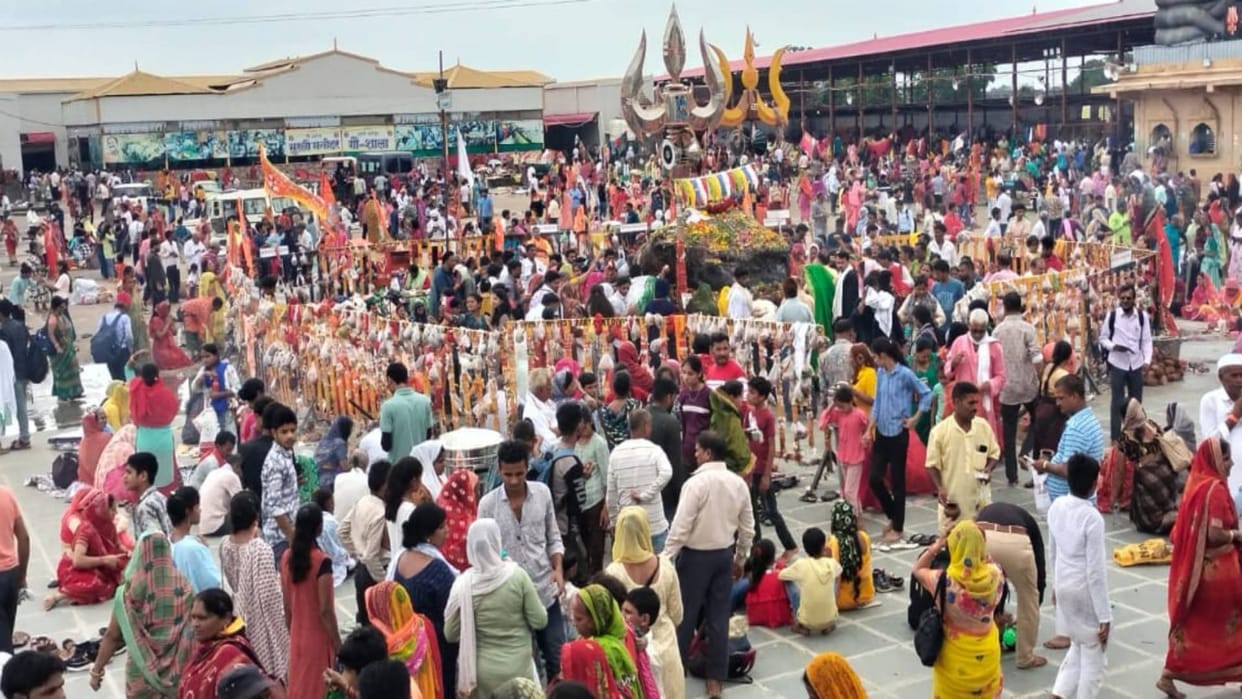 Sehore Thousands of devotees tied rakhi to Baba at Kubereshwar Dham and took his blessings