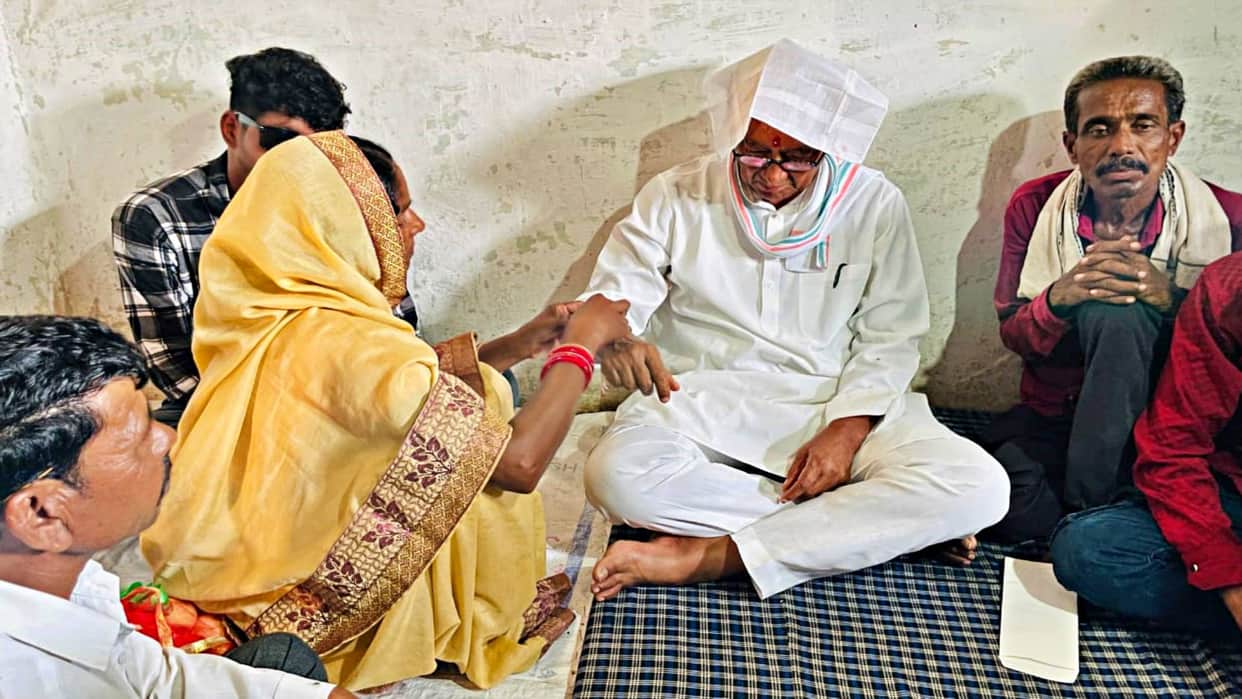 MP News Digvijay Singh himself went to Anjana Ahirwar mother house and tied Rakhi Sagar