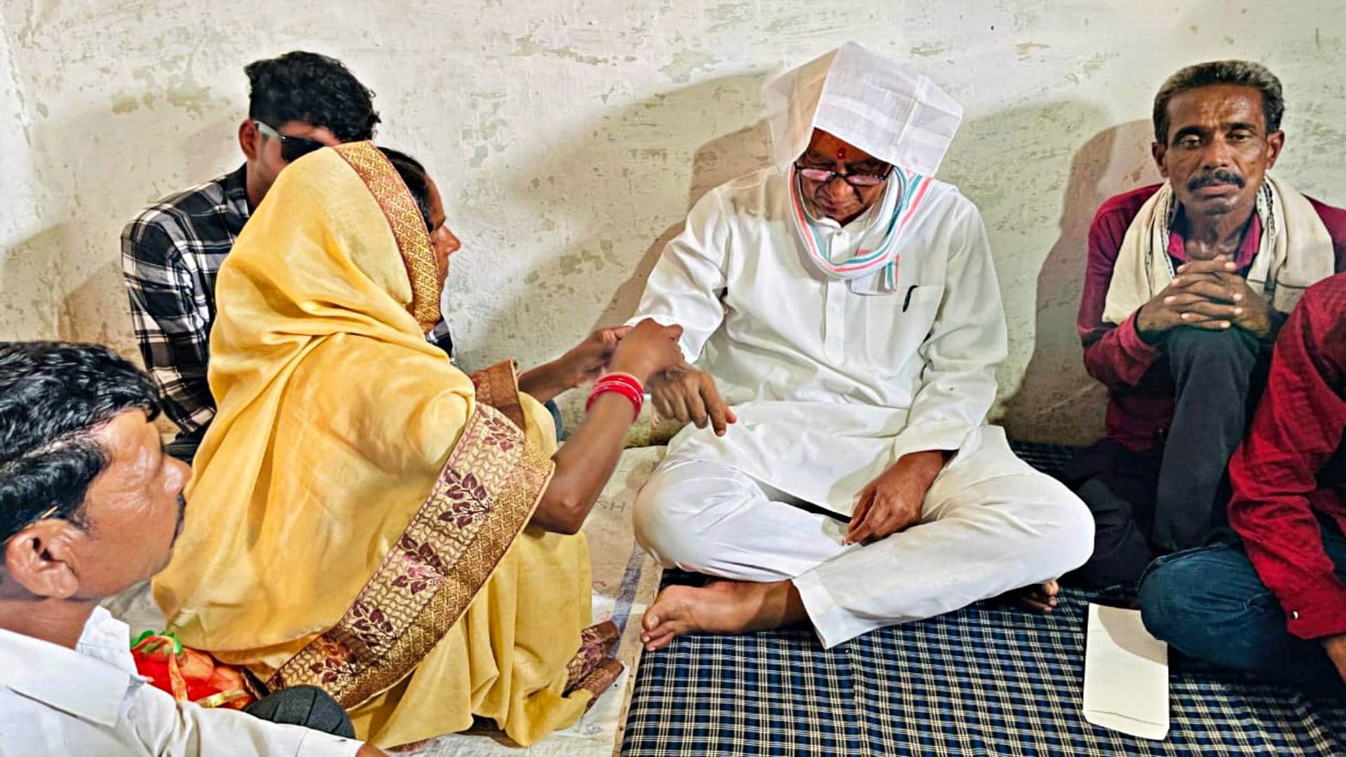 MP News Digvijay Singh himself went to Anjana Ahirwar mother house and tied Rakhi Sagar