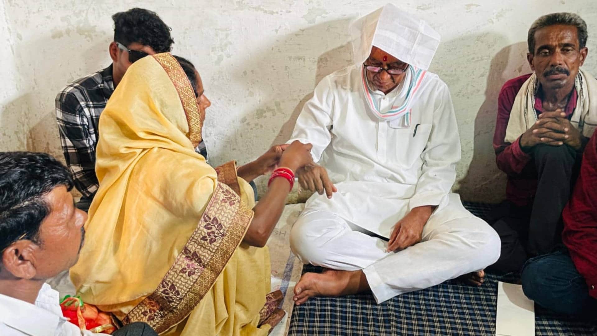 MP News Digvijay Singh himself went to Anjana Ahirwar mother house and tied Rakhi Sagar