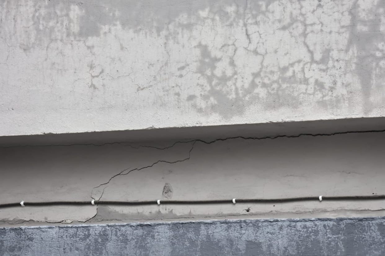 Indore News: Cracks appear in the hostel worth Rs 21 crore built for Divyang children, leakage also in the wal
