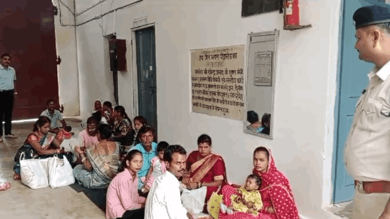 Sisters tied Rakhi to their prisoner brothers to celebrate Rakshabandhan in GPM jail