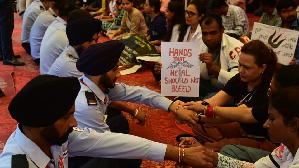 Kolkata case during protest doctors tied Rakhi to security guards in PGI Chandigarh