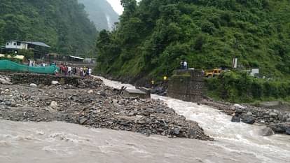 Uttarakhand Weather Heavy rainfall in Dehradun bridge washed away eight tourists stranded in river