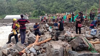 Uttarakhand Weather Heavy rainfall in Dehradun bridge washed away eight tourists stranded in river