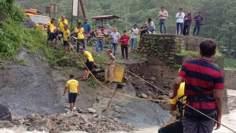 Uttarakhand Weather Heavy rainfall in Dehradun bridge washed away eight tourists stranded in river