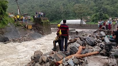 Uttarakhand Weather Heavy rainfall in Dehradun bridge washed away eight tourists stranded in river