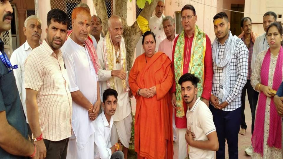 Former CM Uma Bharti reached Baldev visited Dauji Maharaj and presented him Rakhi