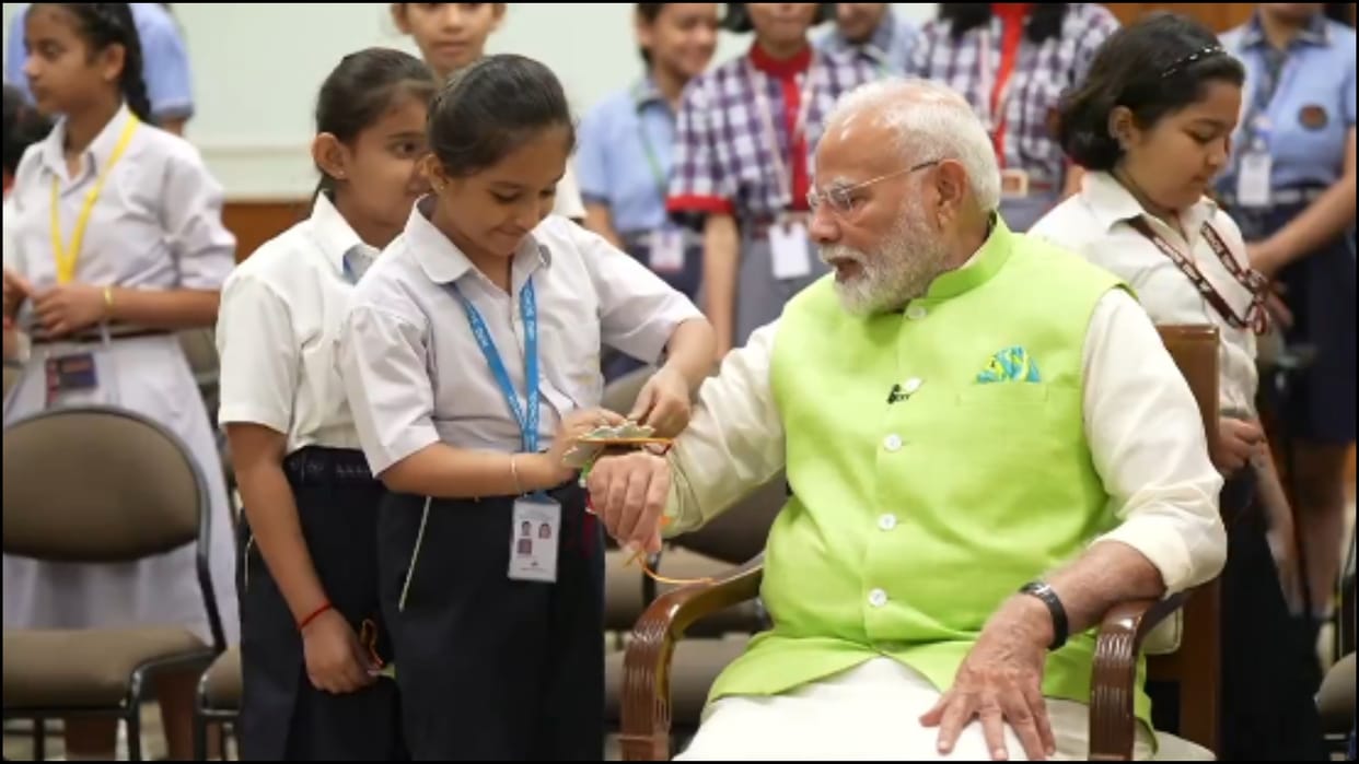 School students tie Rakhi to PM Narendra Modi on rakshabandhan news in hindi