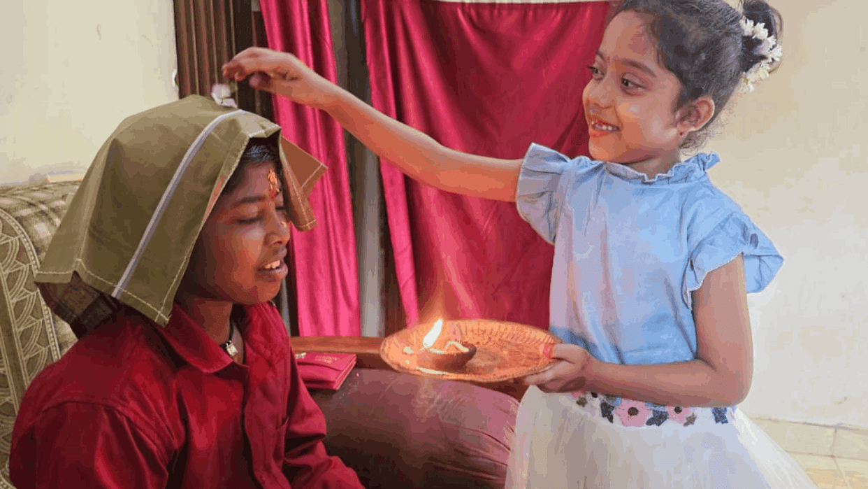 Raksha Bandhan In Jagdalpur Sisters tied Rakhi on their brother's wrist