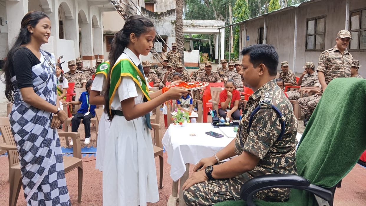 Rakshabandhan 2024: School girls tied Rakhi on wrists of CRPF soldiers in Gaya