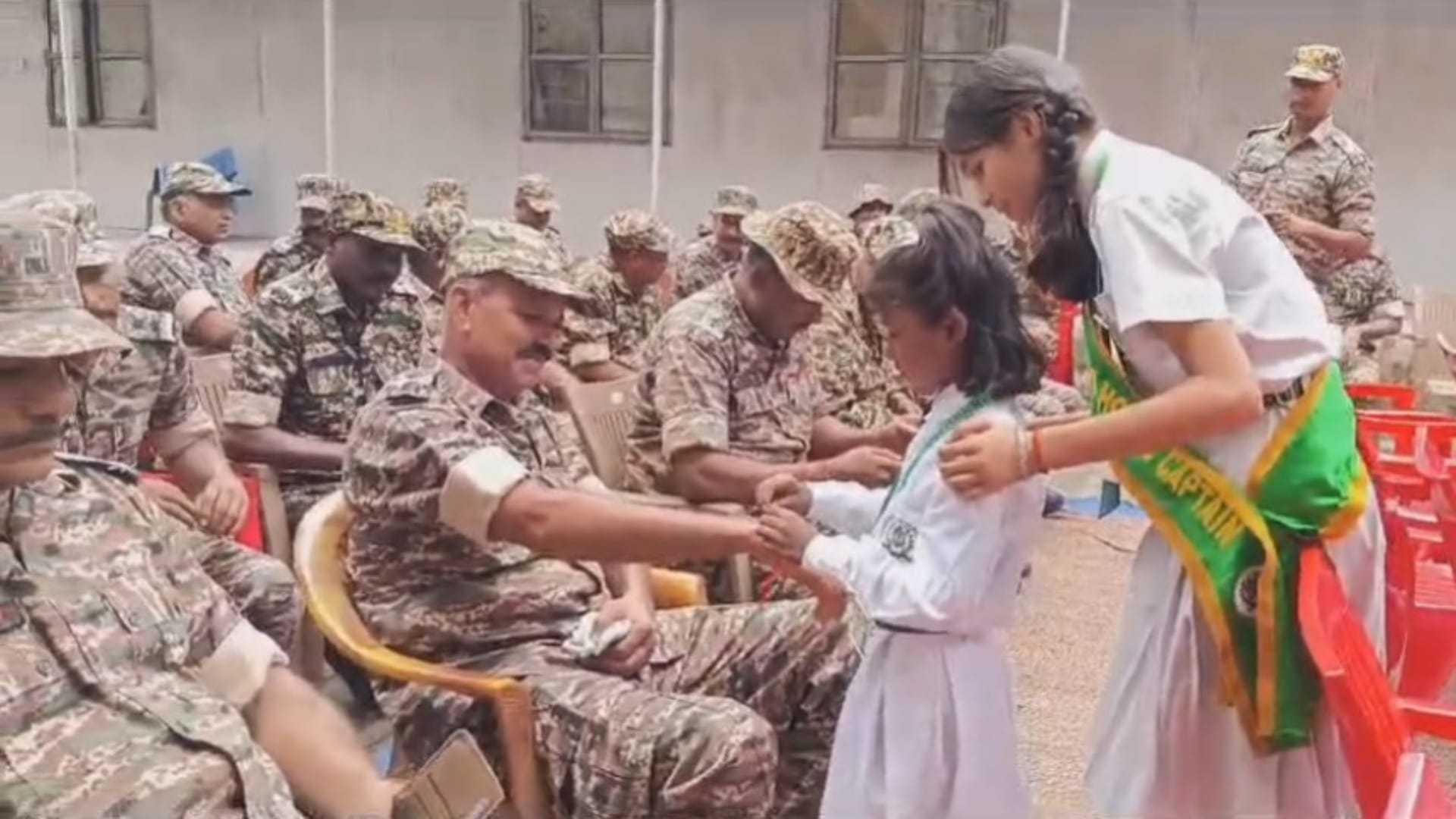 Rakshabandhan 2024: School girls tied Rakhi on wrists of CRPF soldiers in Gaya