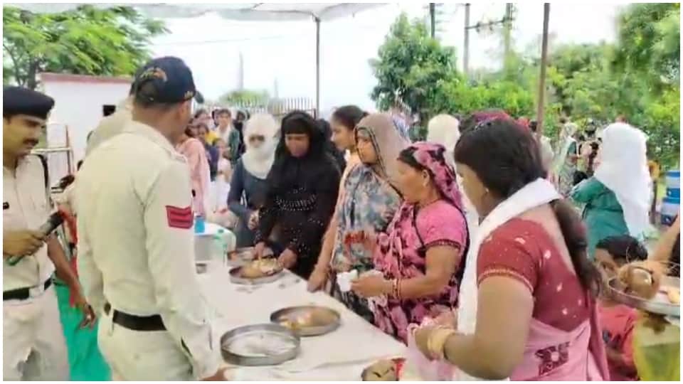 जेल में बहनों ने भाई की कलाई पर बांधी राखी।