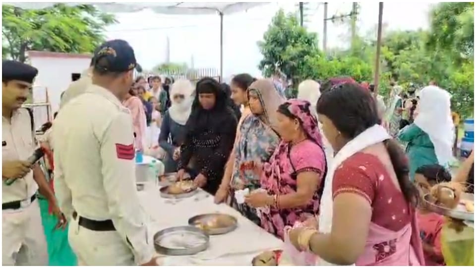 जेल में बहनों ने भाई की कलाई पर बांधी राखी।