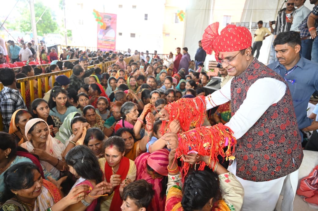 Bhopal's biggest Rakshabandhan started, on the first day 14 thousand 364 sisters tied Rakhi to Minister Sarang