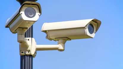 Varanasi : महाकुंभ जाने वाले मार्ग पर लगेंगे सीसी कैमरे, एसीपी ने किया निरीक्षण CCTV cameras will be installed on the road leading to Maha Kumbh, ACP did the inspection