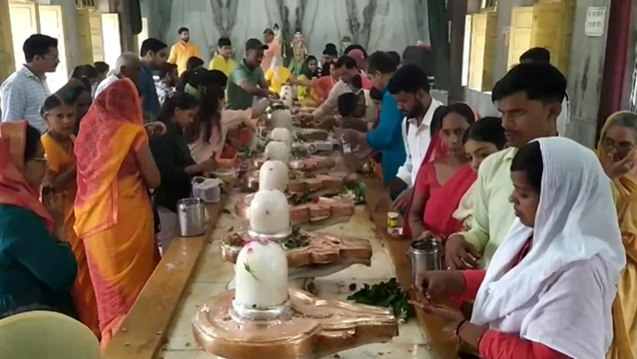 Sawan 2024: On the last Monday of Sawan, a crowd of innocent devotees gathered at the temples, chants of Har H