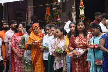सावन का अंतिम सोमवार आज: मंदिरों में उमड़ी भक्तों की भीड़, रक्षाबंधन के साथ हुए अद्भुत संगम ने बढ़ाया महत्व Last Monday of Sawan today: Crowd of devotees gathered in the temples, the wonderful confluence with Rakshaban