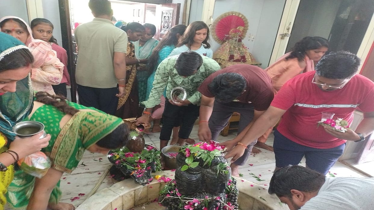 Crowds of devotees gathered in Nath temples on Sawan Somwar in Bareilly