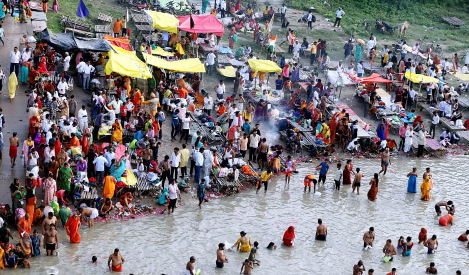 Shravani Purnima: On Shravani Purnima, devotees took a dip in the Sangam