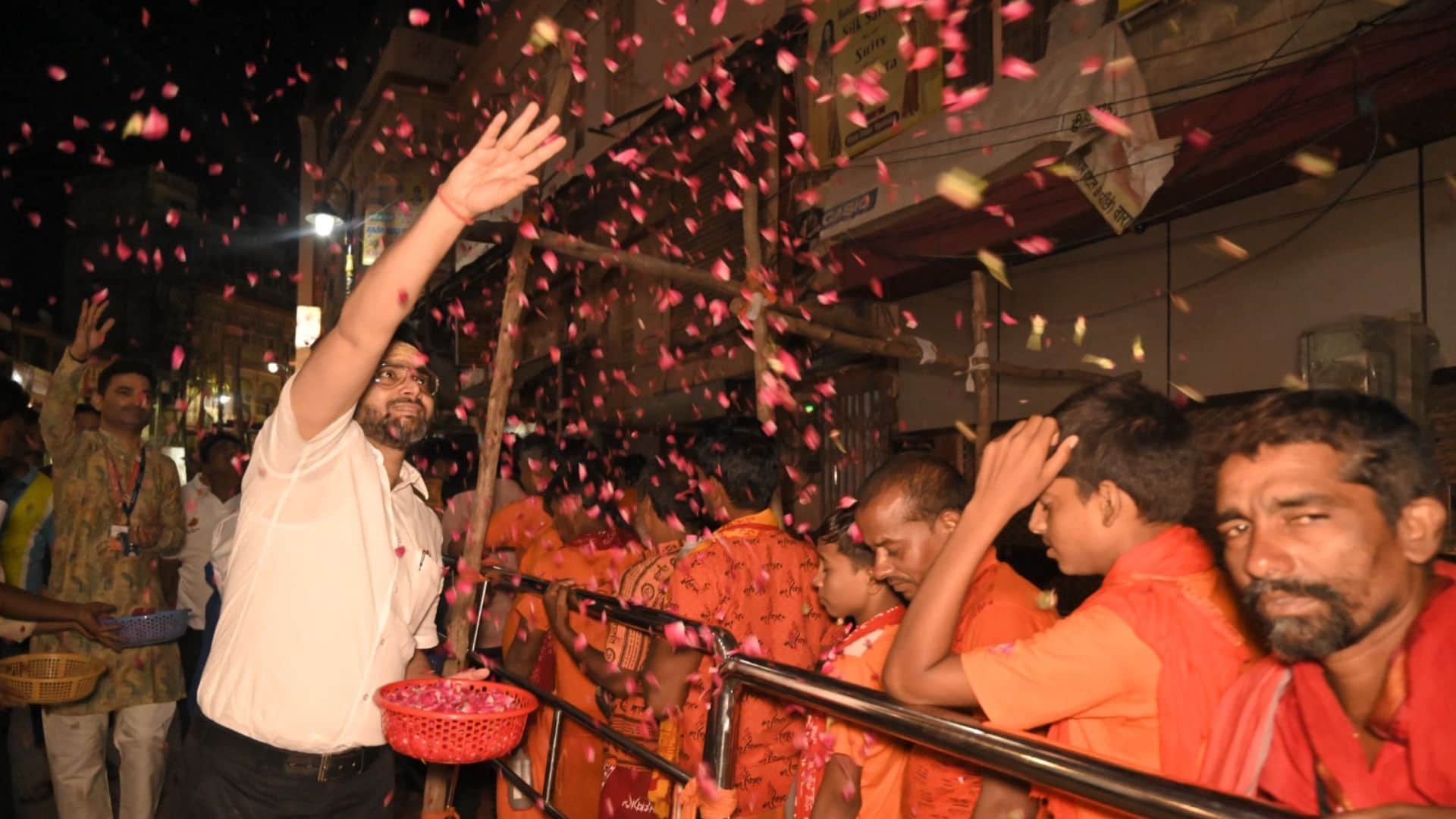 Kashi Vishwanath Dham Devotees gathered on last Monday of Sawan 2024