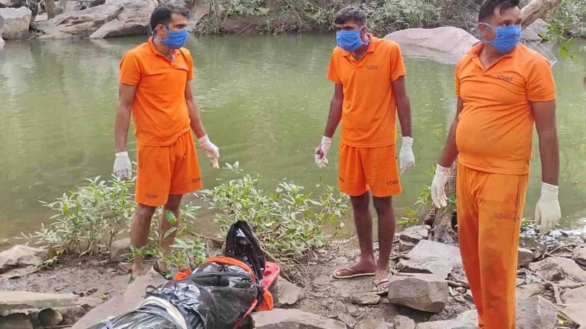 टीम ने पानी से निकाला शव।