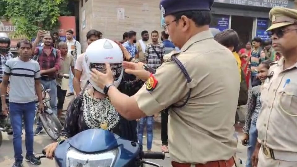 Traffic police distributed helmets to one thousand sisters on Rakshabandhan in Noida