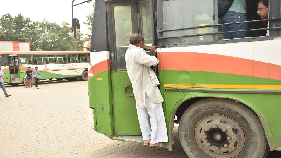 Meerut: Sisters reached brother's house after facing hardships, fighting broke out in buses