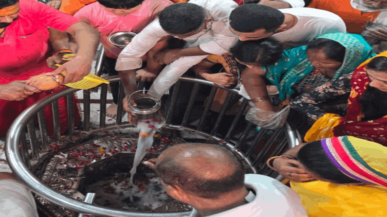 Sawan Somwar Delhi-NCR Suresh Raina reached Dudheshwarnath temple with his wife see photo