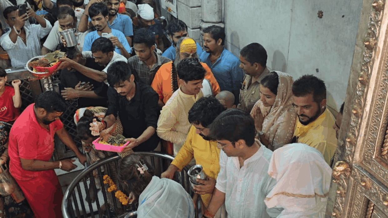 Sawan Somwar Delhi-NCR Suresh Raina reached Dudheshwarnath temple with his wife see photo