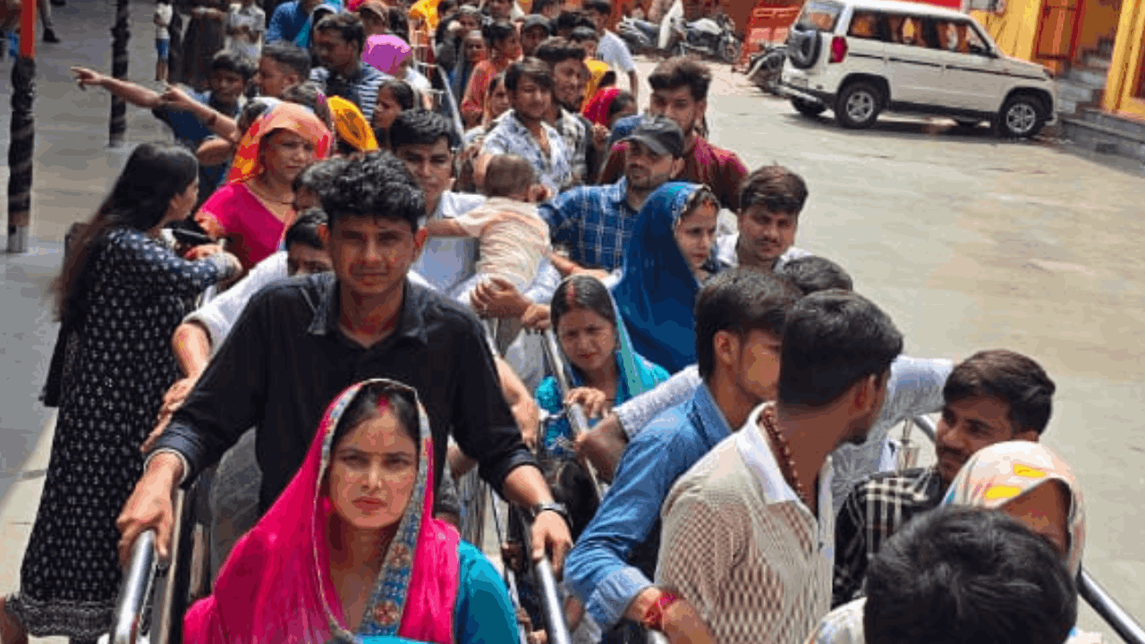 Sawan Somwar Delhi-NCR Suresh Raina reached Dudheshwarnath temple with his wife see photo