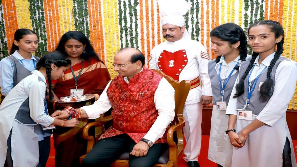Lieutenant Governor Saxena congratulated Raksha Bandhan got Rakhi tied by girls at Raj Niwas in Delhi