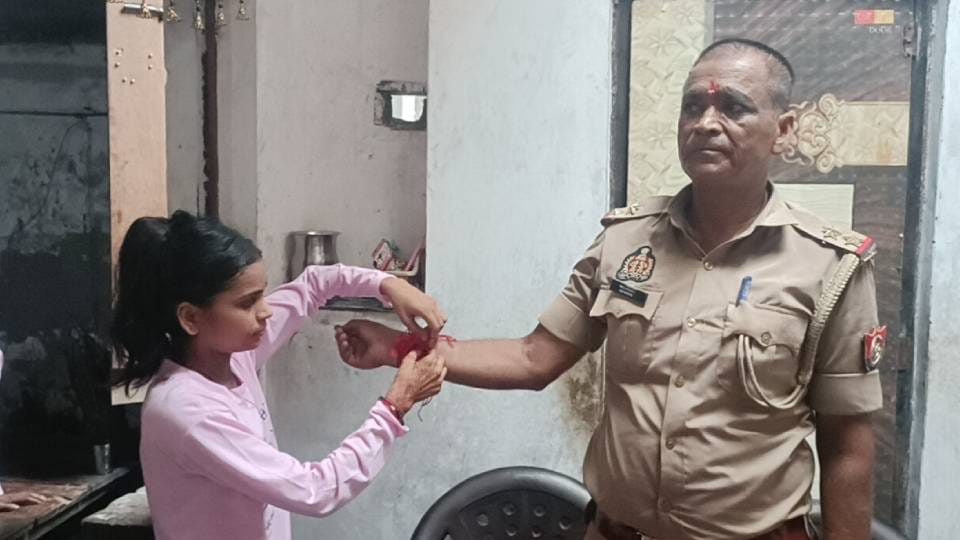 sub inspector tied Rakhi to six grieving sisters and gave them gifts After death of their only brother in Etah