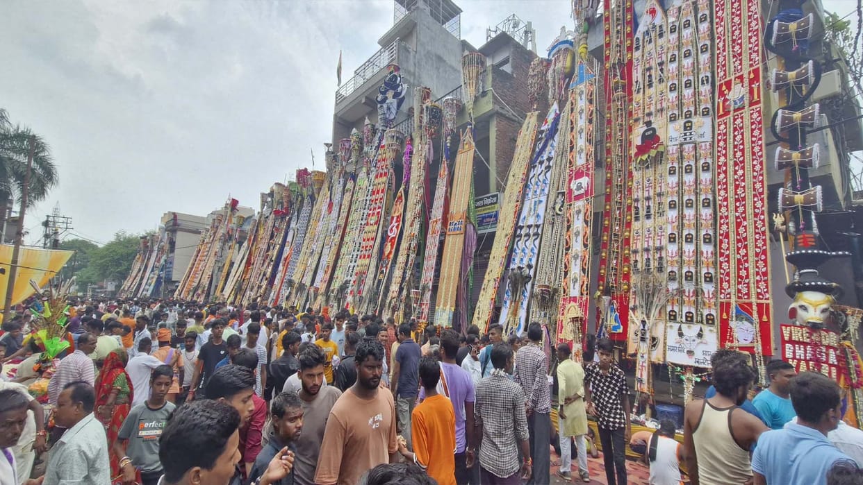 Nishan raised with devotion in Farrukhabad