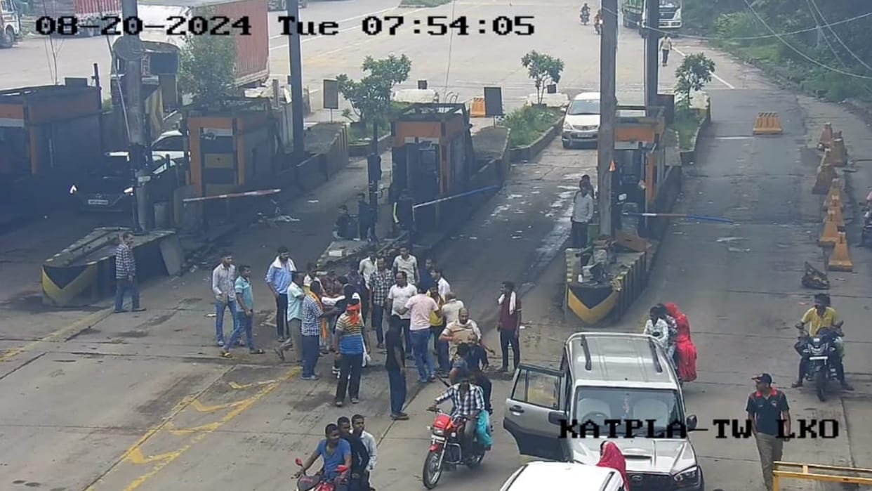 Toll employees beaten by butt of a gun in Safdarganj Barabanki.