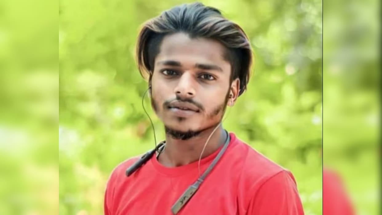 Bettiah News: A teenager who was bathing at night by performing stunts in a pond died by drowning
